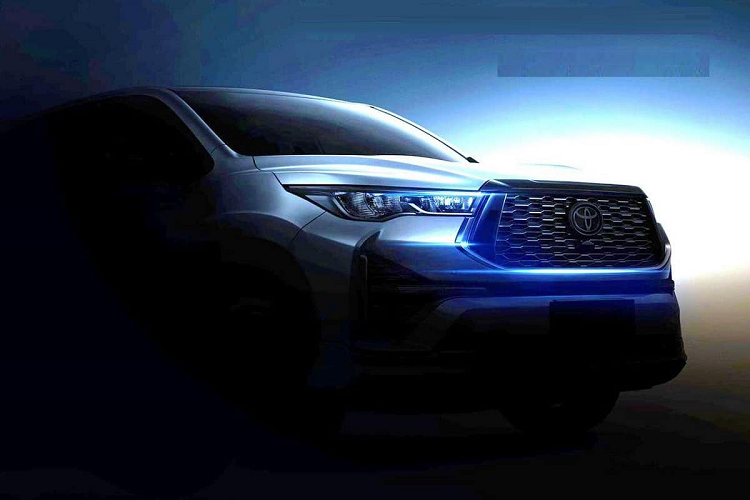 Ở bên sườn, Toyota Innova thế hệ mới được bổ sung 2 đường dập gân trên cửa, theo phong cách của những người anh em cùng thương hiệu như Avanza Premio hay Veloz Cross, và bộ vành hợp kim mới. Trong khi đó, khu vực đằng sau của mẫu xe này có cụm đèn hậu nằm ngang mới. Tuy nhiên, đèn hậu của xe cũng không phải loại LED toàn phần vì đèn báo rẽ vẫn dùng bóng Halogen.