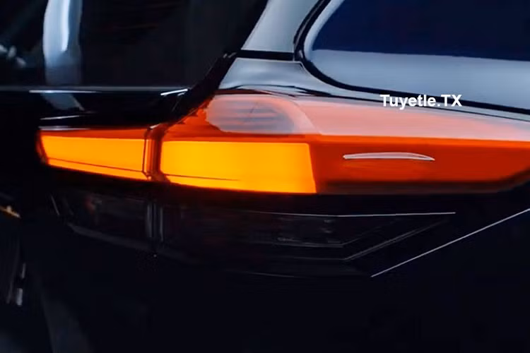 Chưa dừng ở đó, Toyota Innova 2023 còn sở hữu vô lăng 3 chấu, tích hợp phím chức năng, bảng đồng hồ mới với màn hình đa thông tin ở giữa cũng như màn hình cảm ứng trung tâm 9 inch đặt nổi trên mặt táp-lô, gợi liên tưởng đến Corolla Altis và Corolla Cross. Phía dưới cửa gió điều hòa trung tâm là màn hình kỹ thuật số của hệ thống điều hòa tự động.