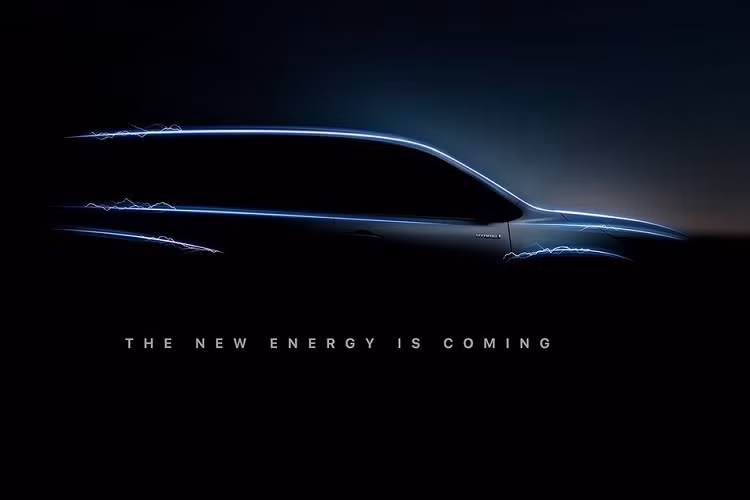 Chưa hết, xe có thêm cản trước rộng, đi kèm hốc gió trung tâm hình chữ nhật và đèn sương mù. Trong khi đó, đèn pha LED của xe được đặt nằm ngang với thiết kế thanh mảnh và hiện đại hơn trước. Bên trong đèn pha còn có 2 nẹp mạ crôm hình chữ "L", tạo cảm giác cao cấp hơn.