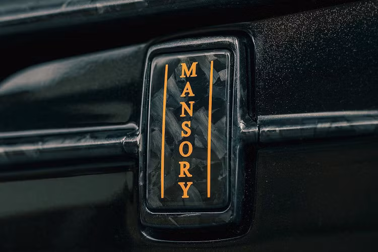 Ở phần cản trước, Mansory đem tới cho chiếc Dawn Silver Bullet loạt chi tiết nâng cấp mới như các phần ốp mới cho bộ chia trước được làm bằng chất liệu carbon, các phần viền của hốc gió phía dưới cũng được Mansory ốp carbon trang trí. Chi tiết này giúp đem tới thiết kế hốc gió rộng hơn so với nguyên bản. Mansory cũng thay thế cho chiếc xe nắp capo mới với những đường gân được thiết kế lại.