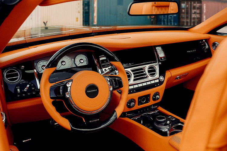 Phần ốp lưới tản nhiệt phía trước cũng được Mansory thay mới. Ở dưới phần cản, Dawn được trang bị phần líp ốp với thiết kế liền mạch, đem lại cho Rolls-Royce Dawn một vẻ bệ vệ, sang trọng. Các chi tiết carbon trên xe đều được hoàn thiện với họa tiết khác biệt, ăn nhập với thiết kế sang trọng của chiếc xe sang 2+2.