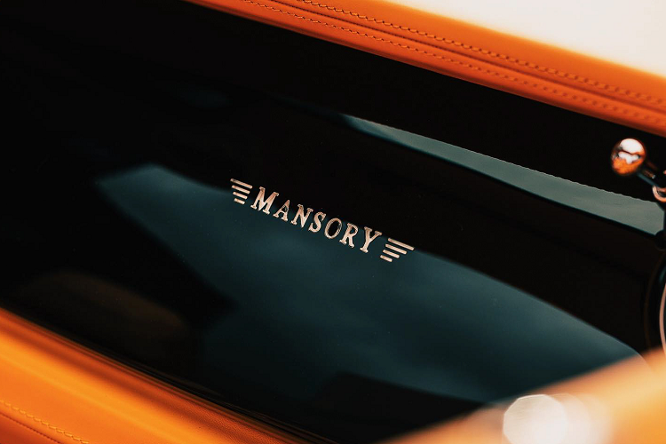 Thân xe cũng được lắp đặt các phần líp ốp giúp giảm chiều cao tổng thể của xe cùng bộ mâm đa chấu có thiết kế đặc trưng thường được Mansory sử dụng trên các bản độ Rolls-Royce mà thương hiệu từng phát hành.