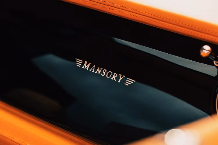 Thân xe cũng được lắp đặt các phần líp ốp giúp giảm chiều cao tổng thể của xe cùng bộ mâm đa chấu có thiết kế đặc trưng thường được Mansory sử dụng trên các bản độ Rolls-Royce mà thương hiệu từng phát hành.