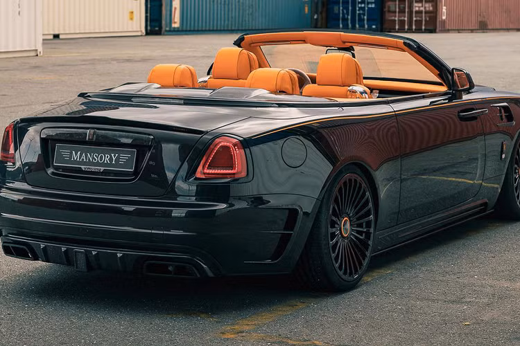 Những chi tiết độ này đã giúp hoàn thiện vẻ đẹp của chiếc xe siêu sang đến từ Anh Quốc. Mansory cũng đã làm mới khoang nội thất của chiếc Rolls-Royce Dawn đặc biệt này, trang trí cho nội thất xe bằng da màu cam sáng hoàn chỉnh với hoa văn phức tạp và được bổ sung bằng dây an toàn màu cam phù hợp với chữ Mansory.