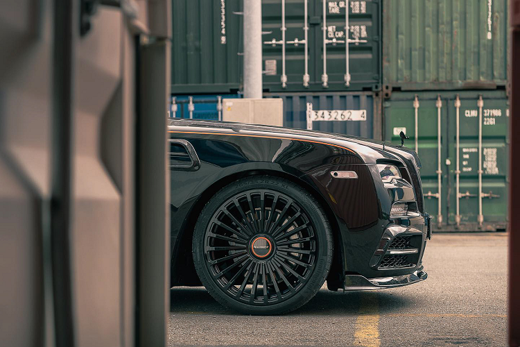 Thương hiệu Mansory độ Rolls-Royce Dawn và trang bị cho xe các phần líp mới giúp tăng vẻ hầm hố của chiếc xe, các chi tiết như nắp capo mới, bộ mâm độ của Mansory với thiết kế đặc trưng cùng một số chi tiết nhỏ nhằm hoàn thiện hơn diện mạo của bản độ.