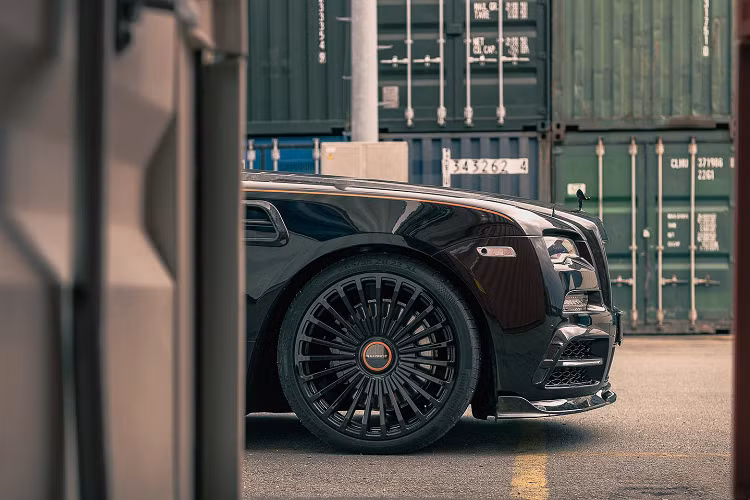 Thương hiệu Mansory độ Rolls-Royce Dawn và trang bị cho xe các phần líp mới giúp tăng vẻ hầm hố của chiếc xe, các chi tiết như nắp capo mới, bộ mâm độ của Mansory với thiết kế đặc trưng cùng một số chi tiết nhỏ nhằm hoàn thiện hơn diện mạo của bản độ.