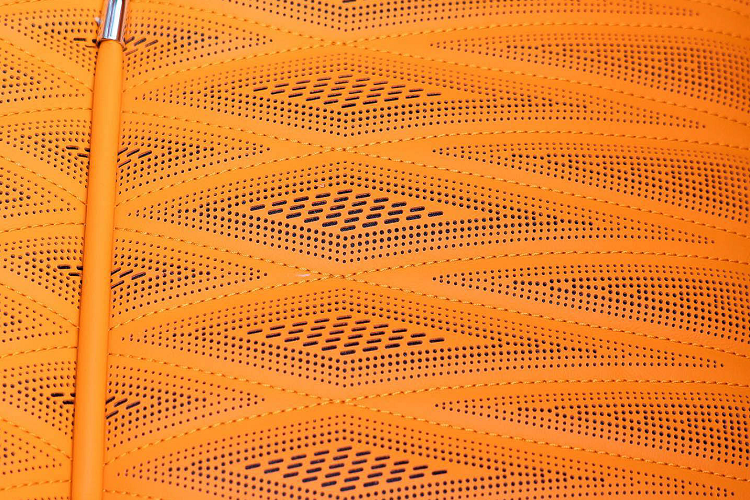 Cản sau của phiên bản độ được trang bị bộ chia mới được làm bằng carbon, một số chi tiết như viền chrome ở nắp cốp sau được thay thế bằng chi tiết carbon bóng. Nắp khoang hành lý phía sau của xe cũng được đính một cánh gió nhỏ bằng carbon phía sau.