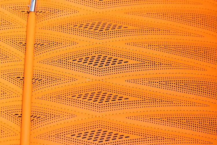 Cản sau của phiên bản độ được trang bị bộ chia mới được làm bằng carbon, một số chi tiết như viền chrome ở nắp cốp sau được thay thế bằng chi tiết carbon bóng. Nắp khoang hành lý phía sau của xe cũng được đính một cánh gió nhỏ bằng carbon phía sau.