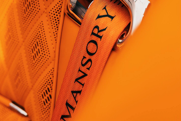 Ngoài ra, phần viền kính lái của phiên bản độ cũng được Mansory thay thế hoàn toàn bằng chi tiết mới được làm bằng carbon với hoa tiết tương tự các chi tiết độ còn lại. Hai bên hông xe ở dưới cản sau cũng được ốp hai hốc gió giả bằng carbon tạo điểm nhấn cho thân xe vốn có thiết kế giản đơn và có phần đơn điệu.