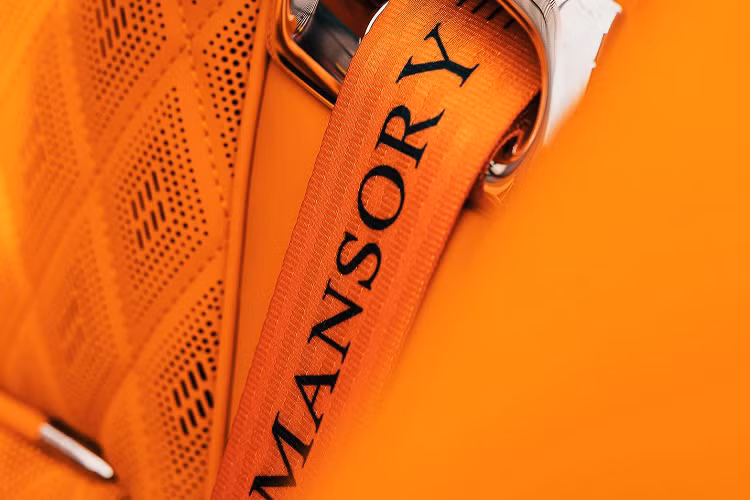 Ngoài ra, phần viền kính lái của phiên bản độ cũng được Mansory thay thế hoàn toàn bằng chi tiết mới được làm bằng carbon với hoa tiết tương tự các chi tiết độ còn lại. Hai bên hông xe ở dưới cản sau cũng được ốp hai hốc gió giả bằng carbon tạo điểm nhấn cho thân xe vốn có thiết kế giản đơn và có phần đơn điệu.