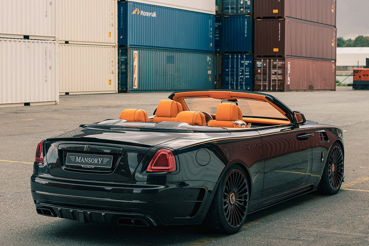 Thông thường, những chiếc Rolls-Royce đã vốn rất đẹp hoàn hảo với những trang bị nguyên bản, đủ để “thể hiện” được sự sang trọng cũng như tầm vóc của chủ sở hữu. Tuy vậy, những vị chủ nhân ưa thích sự khác biệt, sự hầm hố hoàn toàn có thể lựa chọn gói độ này để thể hiện được cá tính của chính bản thân mình.