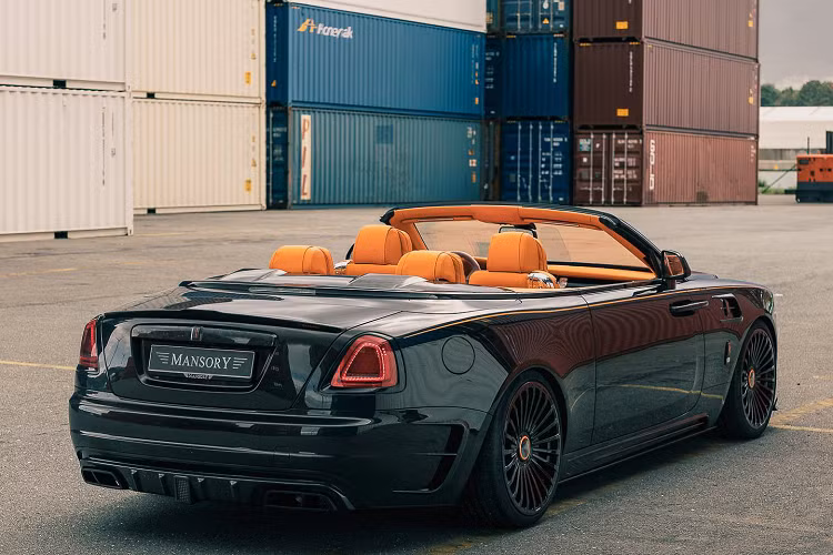 Thông thường, những chiếc Rolls-Royce đã vốn rất đẹp hoàn hảo với những trang bị nguyên bản, đủ để “thể hiện” được sự sang trọng cũng như tầm vóc của chủ sở hữu. Tuy vậy, những vị chủ nhân ưa thích sự khác biệt, sự hầm hố hoàn toàn có thể lựa chọn gói độ này để thể hiện được cá tính của chính bản thân mình.