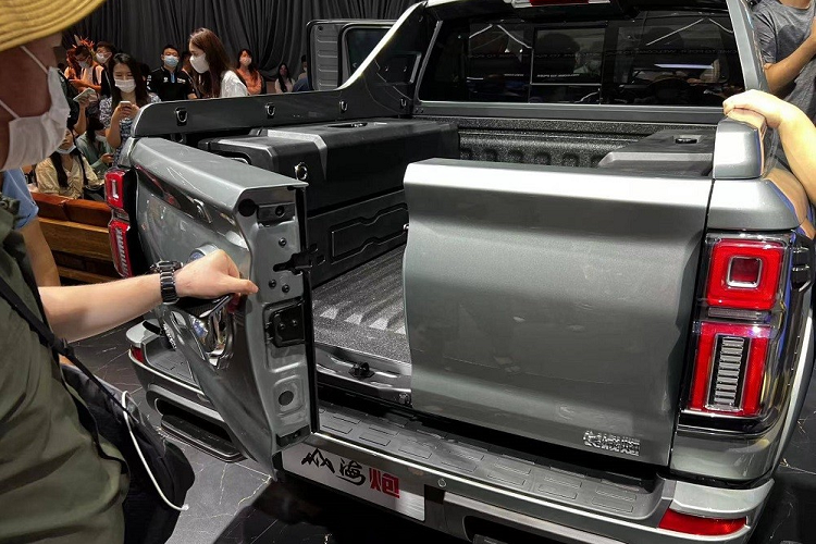 Tiếp đến là cản trước thể thao và hầm hố, tích hợp cụm đèn sương mù nằm dọc. Ngoài ra, cản trước còn đi kèm tấm ốp gầm màu bạc. Bên sườn, GWM Shanhai Cannon được trang bị chắn bùn trước "cơ bắp" và hốc bánh nổi bật. Nằm bên trong hốc bánh là bộ vành hợp kim đa chấu.