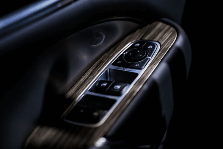 Cả ghế trước và ghế sau của xe đều có tính năng sưởi, làm mát. Ghế sau của xe còn có cả tính năng chỉnh điện nhằm mang đến cảm giác thoải mái cho người ngồi. Thêm vào đó là vô lăng bọc da, tích hợp phím chức năng, bảng đồng hồ kỹ thuật số và màn hình cảm ứng trung tâm cỡ lớn, đặt nổi trên mặt táp-lô.