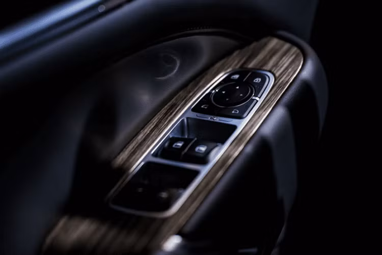 Cả ghế trước và ghế sau của xe đều có tính năng sưởi, làm mát. Ghế sau của xe còn có cả tính năng chỉnh điện nhằm mang đến cảm giác thoải mái cho người ngồi. Thêm vào đó là vô lăng bọc da, tích hợp phím chức năng, bảng đồng hồ kỹ thuật số và màn hình cảm ứng trung tâm cỡ lớn, đặt nổi trên mặt táp-lô.