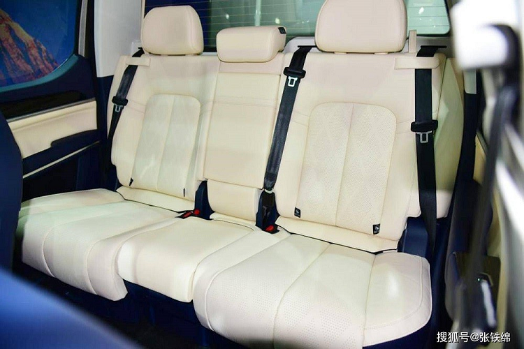 Chưa hết, GWM Shanhai Cannon còn có đồng hồ cơ báo giờ nằm giữa 2 cửa gió điều hòa trung tâm. Đây là trang bị thường được trang bị cho xe hạng sang. Bên dưới nữa là cụm điều khiển trung tâm cỡ lớn, tạo thành vách ngăn giữa 2 ghế trước. Trên cụm điều khiển trung tâm xuất hiện cần số cỡ lớn với thiết kế như cần đẩy máy bay.