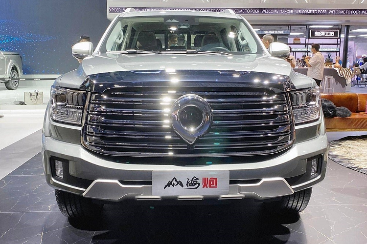 Có thể thấy rõ điều này qua thiết kế đầu xe của GWM Shanhai Cannon. Tại đây, mẫu xe bán tải Trung Quốc được trang bị lưới tản nhiệt cỡ lớn với những nan mạ crôm nằm ngang. Nằm chính giữa lưới tản nhiệt là logo hình nòng pháo đặc trưng của những mẫu xe bán tải GWM. Ngay cả cụm đèn pha LED của GWM Shanhai Cannon cũng giống với Tank 500.