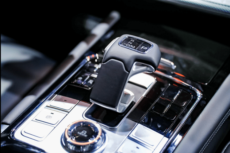 Điểm nhấn còn lại của GWM Shanhai Cannon là tính năng ra lệnh bằng giọng nói, nhận diện khuôn mặt, màn hình hiển thị thông tin kính lái, hệ thống âm thanh Infinity, sạc điện thoại thông minh không dây, phanh tay điện tử và hệ thống hỗ trợ đỗ xe tự động. Khi mua GWM Shanhai Cannon, khách hàng Trung Quốc có thể chọn 1 trong 3 loại động cơ.