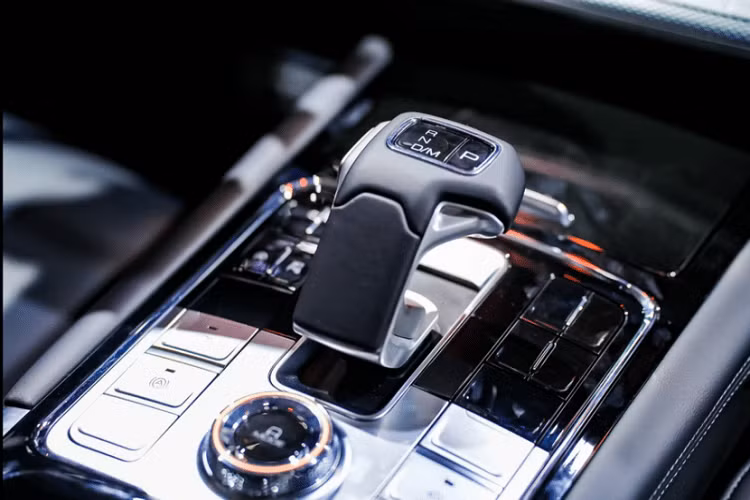 Điểm nhấn còn lại của GWM Shanhai Cannon là tính năng ra lệnh bằng giọng nói, nhận diện khuôn mặt, màn hình hiển thị thông tin kính lái, hệ thống âm thanh Infinity, sạc điện thoại thông minh không dây, phanh tay điện tử và hệ thống hỗ trợ đỗ xe tự động. Khi mua GWM Shanhai Cannon, khách hàng Trung Quốc có thể chọn 1 trong 3 loại động cơ.