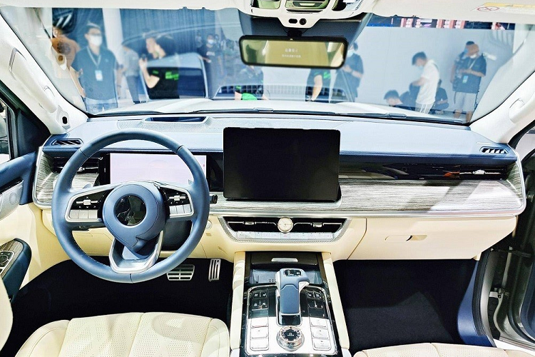 Hãng GWM miêu tả Shanhai Cannon là mẫu xe bán tải "hiệu suất cao, sang trọng và thú vị". Để phù hợp với miêu tả này, hãng xe Trung Quốc trang bị không gian nội thất 5 chỗ cao cấp cho mẫu xe bán tải này. Bên trong xe là nội thất bọc da phối 2 màu tương phản và mặt táp-lô thẳng thớm. Cả mặt táp-lô và bệ tì tay trên tappi cửa đều được ốp gỗ.