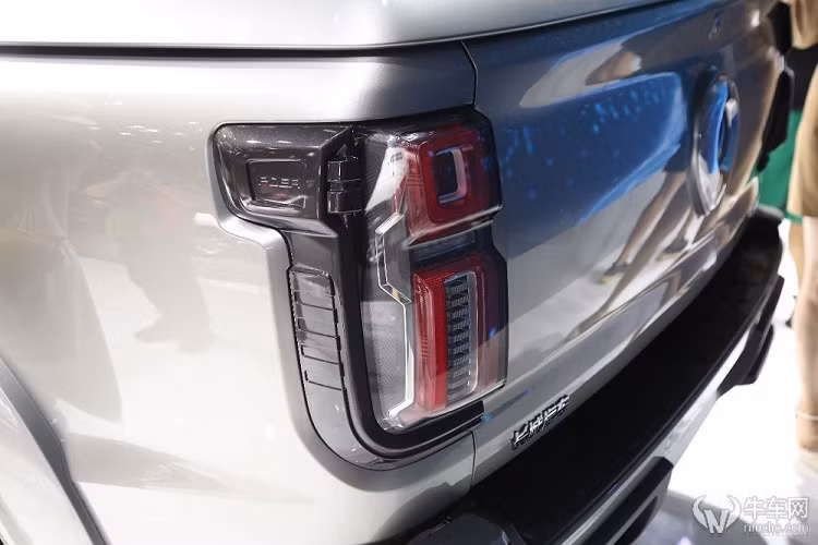 Đằng sau GWM Shanhai Cannon là thiết kế khá đơn giản với đèn hậu nằm dọc ở hai bên cửa thùng hàng. Đặc biệt, mẫu xe Trung Quốc này còn được trang bị cửa thùng hàng có thể mở xuống dưới như bình thường hoặc tách làm đôi để mở sang hai bên.