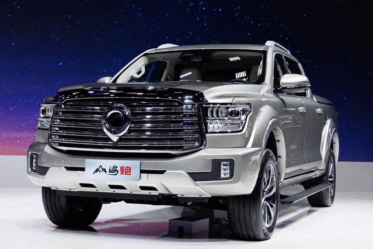 Ngoài ra, mẫu xe bán tải Trung Quốc này còn có thùng sau dài 1.500 mm, rộng 1.520 mm và sâu 500 mm. Thùng hàng của xe đi kèm không dưới 18 móc để người dùng chằng buộc hàng hóa.