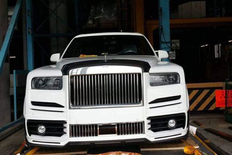 Chiếc xe SUV siêu sang Rolls-Royce Cullinan độ Mansory mới về Hà Nội có ngoại thất sơn màu trắng cùng rất nhiều chi tiết ở ngoại hình được hoàn thiện bằng carbon. Dễ dàng nhận thấy sự khác biệt của xe Rolls-Royce Cullinan Mansory với bản tiêu chuẩn nhờ ngoại hình khác lạ.