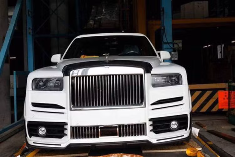 Chiếc xe SUV siêu sang Rolls-Royce Cullinan độ Mansory mới về Hà Nội có ngoại thất sơn màu trắng cùng rất nhiều chi tiết ở ngoại hình được hoàn thiện bằng carbon. Dễ dàng nhận thấy sự khác biệt của xe Rolls-Royce Cullinan Mansory với bản tiêu chuẩn nhờ ngoại hình khác lạ.