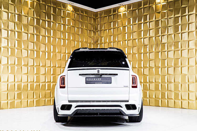 SUV siêu sang Rolls-Royce Cullinan độ Mansory cũng được thông nòng động cơ nhưng đa phần khách hàng vẫn muốn sở hữu "trái tim" nguyên bản của xe là V12, tăng áp kép, dung tích 6.75 lít, sản sinh công suất tối đa 563 mã lực và mô-men xoắn cực đại 850 Nm tại vòng tua máy 1.600 vòng/phút.