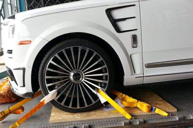 Sau khi lộ ảnh có mặt tại cảng Việt Nam cũng như đã làm xong các thủ tục thông quan và được vận chuyển về một bãi xe tập kết, chiếc xe Rolls-Royce Cullinan Mansory độc nhất Việt Nam nhanh chóng được vận chuyển lên chiếc xe cứu hộ để về Hà Nội du Xuân.