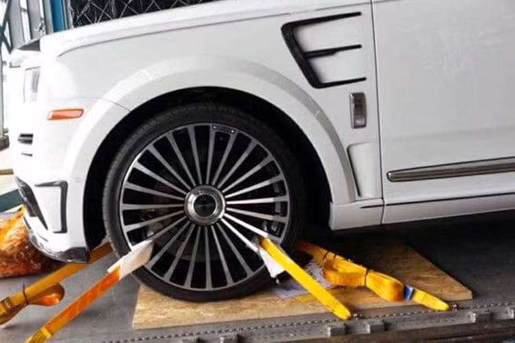 Sau khi lộ ảnh có mặt tại cảng Việt Nam cũng như đã làm xong các thủ tục thông quan và được vận chuyển về một bãi xe tập kết, chiếc xe Rolls-Royce Cullinan Mansory độc nhất Việt Nam nhanh chóng được vận chuyển lên chiếc xe cứu hộ để về Hà Nội du Xuân.