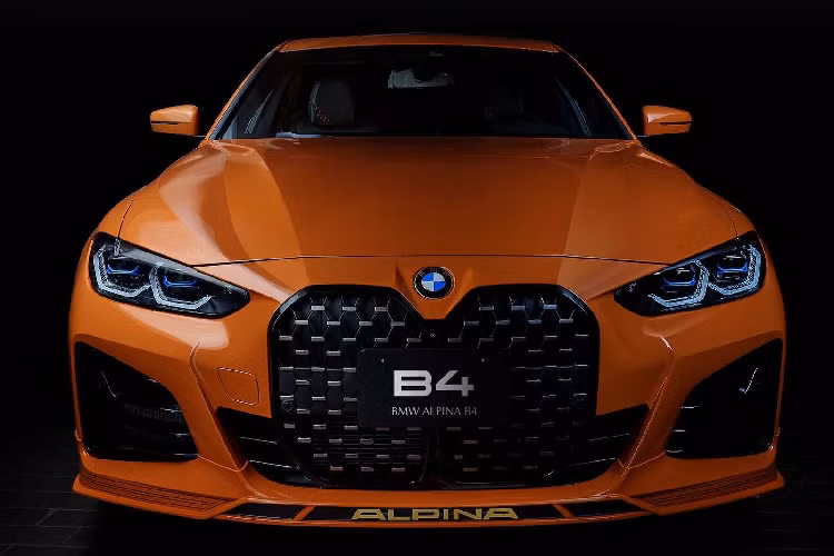 Đó là bởi vì nhà nhập khẩu Alpina Nicole Automenses chỉ đặt hàng đúng 4 chiếc Alpina B4 Gran Coupe về Nhật Bản. Mỗi mẫu xe đều được trang bị một bộ mâm 20 chấu với thiết kế cổ điển đặc trưng của thương hiệu Alpina. Bộ mâm này có 2 màu duy nhất dành cho thị trường Nhật Bản bao gồm màu cam và đen bóng.