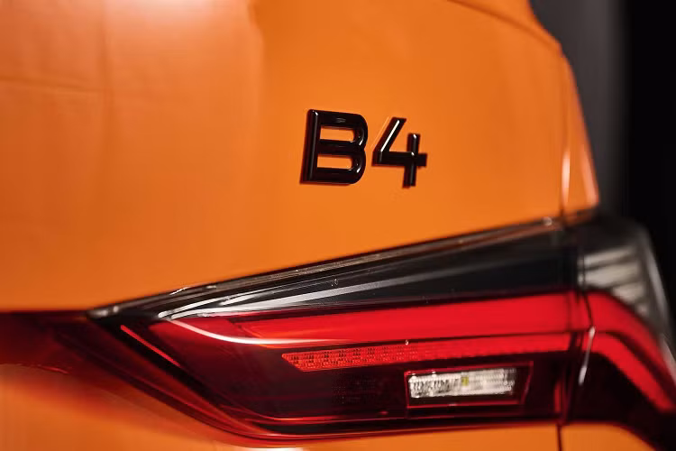 Với những con số này, B4 Gran Coupe có thể tăng tốc từ 0 – 100 km/h chỉ trong 3,7 giây. Tốc độ tối đa được đánh giá là 301 km/h. 