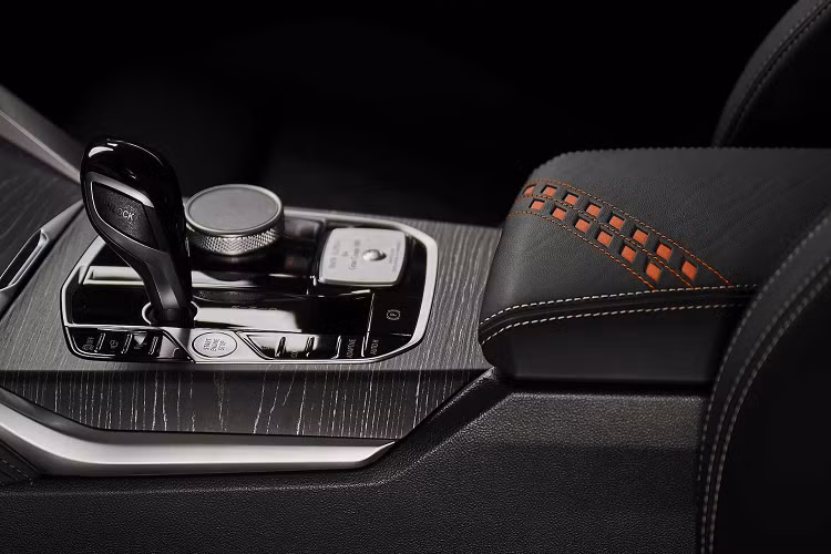 4 chiếc Alpina B4 Gran Coupe đang được trưng bày tại các đại lý BMW và Alpina ở Nhật Bản. Với số lượng xe cung cấp rất hạn chế trong khi nhu cầu rất lớn, 4 khách hàng may mắn sẽ được chọn thông qua hình thức bốc thăm ngẫu nhiên. 