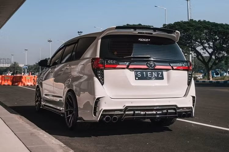 Nội thất của Innova cũng được thay đổi lại toàn bộ theo phong cách Lamborghini Urus. Theo đó, xe được trang bị bảng đồng hồ mới và ghế ngồi phong cách thể thao. Vô lăng, cần số, bệ tì tay đều sử dụng da cao cấp để trang trí. Trần xe và các cột được bọc bằng chất liệu Alcantara. Chân ga, chân phanh và nhiều chi tiết khác được sơn đỏ nổi bật.