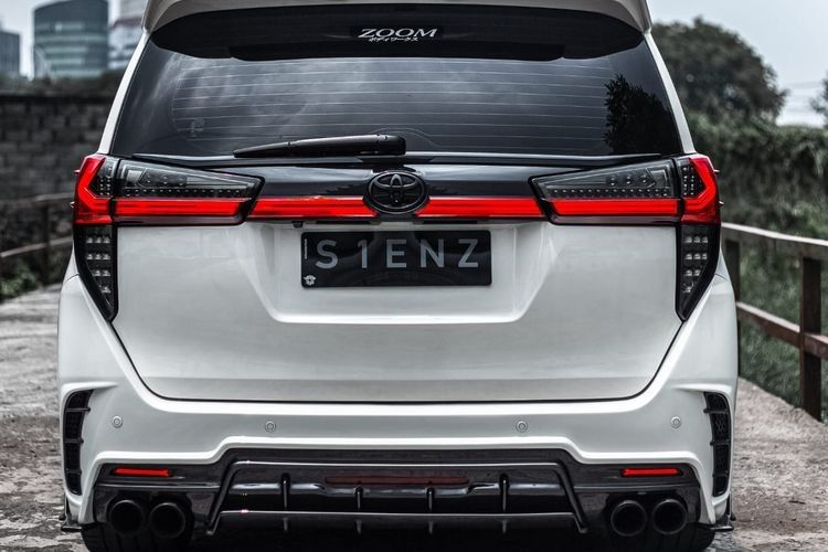 Bên dưới nắp ca-pô của chiếc xe vẫn là khối động cơ Innova nguyên bản. Tuy nhiên, anh Agus đã bổ sung một số trang bị mới cho khoang động cơ như trục khuỷu và lọc gió.