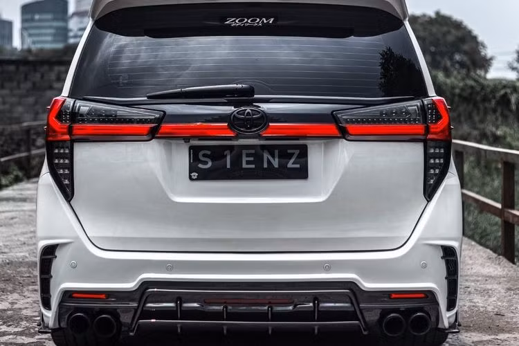 Bên dưới nắp ca-pô của chiếc xe vẫn là khối động cơ Innova nguyên bản. Tuy nhiên, anh Agus đã bổ sung một số trang bị mới cho khoang động cơ như trục khuỷu và lọc gió.