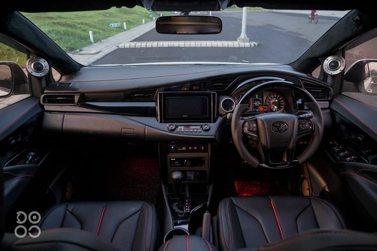 Khu vực phía sau chiếc Toyota Innova bổ sung cánh lướt gió và phần đèn hậu được sơn đen. Ngoài ra, chủ xe còn thiết kế thêm dải đèn LED nối liền hai đèn hậu. Ở phía dưới, chiếc xe còn được bổ sung khe gió nằm dọc và cặp ống xả thể thao.