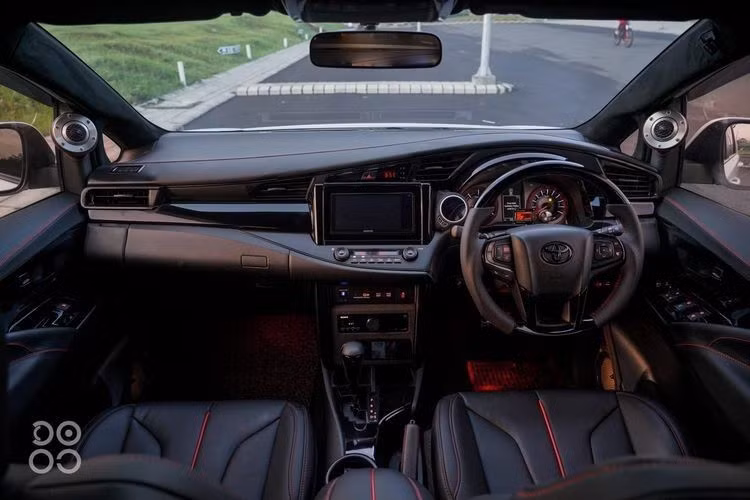 Khu vực phía sau chiếc Toyota Innova bổ sung cánh lướt gió và phần đèn hậu được sơn đen. Ngoài ra, chủ xe còn thiết kế thêm dải đèn LED nối liền hai đèn hậu. Ở phía dưới, chiếc xe còn được bổ sung khe gió nằm dọc và cặp ống xả thể thao.