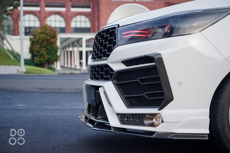 Phần mặt trước bao gồm các tấm ốp và khe hút gió cỡ lớn được mô phỏng thiết kế của của Urus kết hợp với các chi tiết ốp màu đen tạo điểm nhấn. Bộ phụ kiện này cũng bao gồm đèn sương mù tròn, cản trước to bản tương tự như trên siêu SUV Lamborghini Urus.