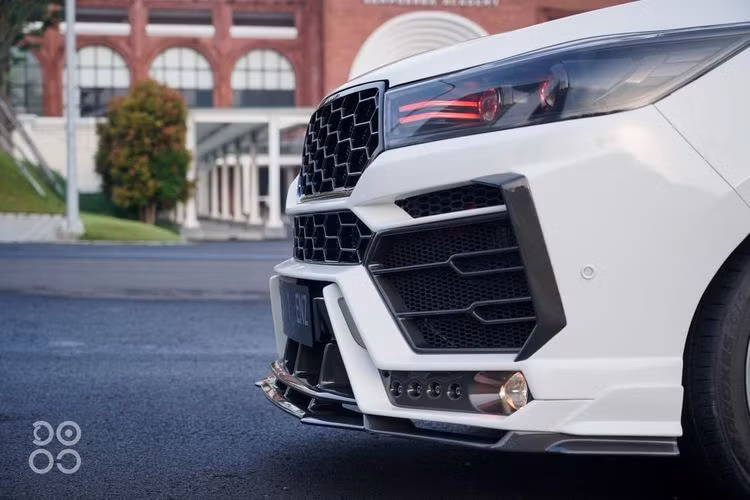 Phần mặt trước bao gồm các tấm ốp và khe hút gió cỡ lớn được mô phỏng thiết kế của của Urus kết hợp với các chi tiết ốp màu đen tạo điểm nhấn. Bộ phụ kiện này cũng bao gồm đèn sương mù tròn, cản trước to bản tương tự như trên siêu SUV Lamborghini Urus.