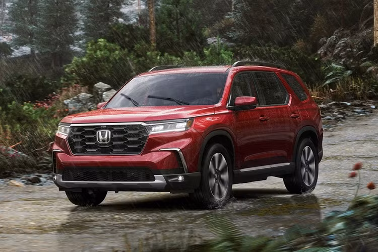 Pilot hiện là mẫu SUV cỡ lớn nhất và mạnh nhất của thương hiệu Honda ở thị trường Mỹ. Để tiếp tục duy trì sức hút, Honda Pilot 2023 mới thế hệ thứ 4 đã ra mắt. Đây cũng là mẫu SUV thế hệ mới thứ 3 mà Honda ra mắt ở thị trường Mỹ trong năm nay, sau HR-V và CR-V.