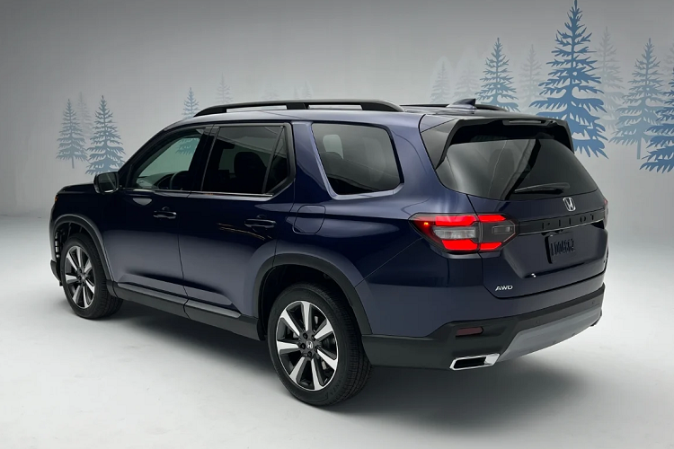 Theo đó, xe được trang bị 8 túi khí tiêu chuẩn và gói trang bị an toàn chủ động Honda Sensing với camera 90 độ rộng hơn và radar góc rộng 120 độ. Hệ thống cảnh báo điểm mù, kiểm soát phanh ở tốc độ thấp, hỗ trợ lái xe khi tắc đường, nhận biết biển báo giao thông, cảnh báo còn hành khách trên hàng ghế sau, hệ thống kiểm soát hành trình thích ứng, hỗ trợ giữ làn đường và hỗ trợ đổ đèo đều có trên mẫu xe này.