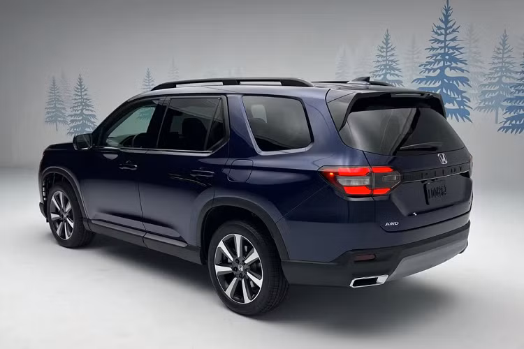 Theo đó, xe được trang bị 8 túi khí tiêu chuẩn và gói trang bị an toàn chủ động Honda Sensing với camera 90 độ rộng hơn và radar góc rộng 120 độ. Hệ thống cảnh báo điểm mù, kiểm soát phanh ở tốc độ thấp, hỗ trợ lái xe khi tắc đường, nhận biết biển báo giao thông, cảnh báo còn hành khách trên hàng ghế sau, hệ thống kiểm soát hành trình thích ứng, hỗ trợ giữ làn đường và hỗ trợ đổ đèo đều có trên mẫu xe này.