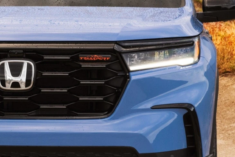 Nhờ kích thước lớn, Honda Pilot 2023 có thể chở tối đa lên đến 8 người với hàng ghế dài ở giữa. Nếu không cần chở nhiều người, hành khách có thể gập vị trí giữa của hàng ghế thứ hai xuống để tạo thành bệ tì tay trung tâm, tích hợp cả ngăn đựng cốc. Thậm chí, hành khách có thể tháo luôn vị trí giữa của hàng ghế thứ hai và cất xuống ngăn dưới sàn để tạo lối đi xuống phía sau.