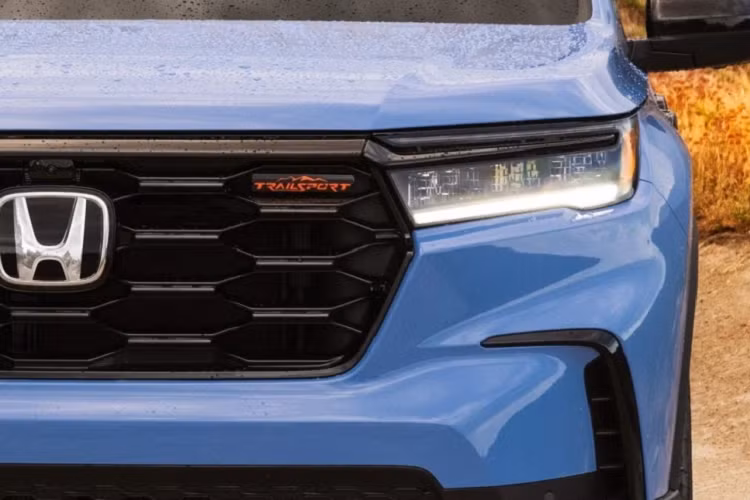 Nhờ kích thước lớn, Honda Pilot 2023 có thể chở tối đa lên đến 8 người với hàng ghế dài ở giữa. Nếu không cần chở nhiều người, hành khách có thể gập vị trí giữa của hàng ghế thứ hai xuống để tạo thành bệ tì tay trung tâm, tích hợp cả ngăn đựng cốc. Thậm chí, hành khách có thể tháo luôn vị trí giữa của hàng ghế thứ hai và cất xuống ngăn dưới sàn để tạo lối đi xuống phía sau.