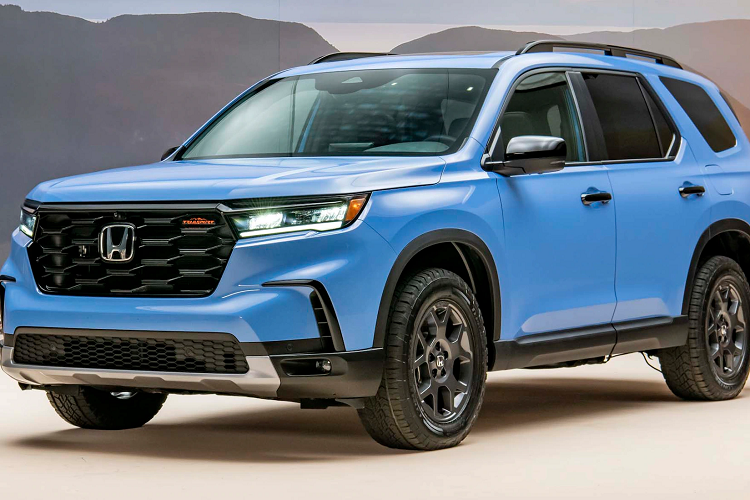 Trước mặt người lái là vô lăng 3 chấu, tích hợp phím chức năng, bảng đồng hồ kỹ thuật số có kích thước 10,2 inch và màn hình cảm ứng trung tâm 9 inch trên bản cao cấp nhất. Màn hình này hỗ trợ Apple CarPlay và Android Auto tiêu chuẩn. Trong khi đó, hệ thống định vị của xe được đơn giản hóa để trở nên gọn gàng và dễ sử dụng hơn.