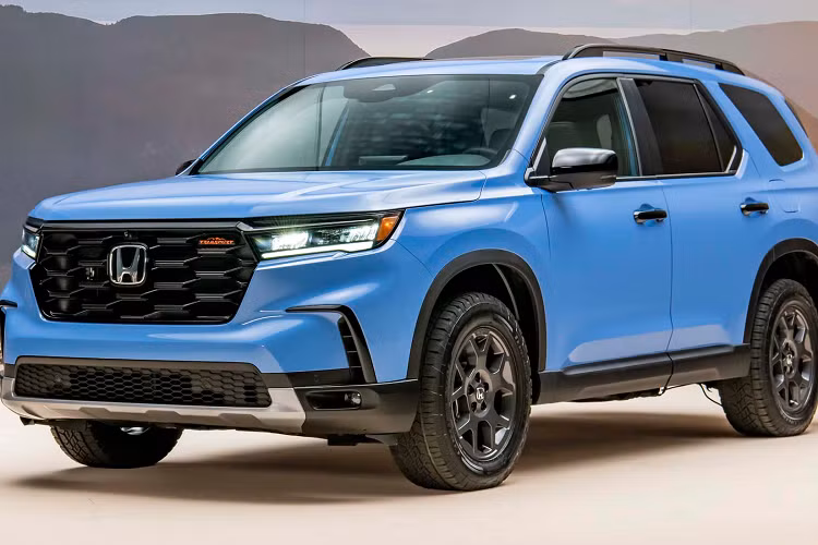 Trước mặt người lái là vô lăng 3 chấu, tích hợp phím chức năng, bảng đồng hồ kỹ thuật số có kích thước 10,2 inch và màn hình cảm ứng trung tâm 9 inch trên bản cao cấp nhất. Màn hình này hỗ trợ Apple CarPlay và Android Auto tiêu chuẩn. Trong khi đó, hệ thống định vị của xe được đơn giản hóa để trở nên gọn gàng và dễ sử dụng hơn.