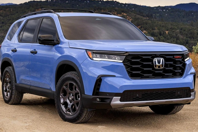 Trên đỉnh lưới tản nhiệt cũng có nẹp mạ crôm kéo dài sang hai bên, ăn sâu vào đèn pha như Honda CR-V mới. Nằm hai bên lưới tản nhiệt là cụm đèn pha LED hình chữ nhật, tích hợp dải đèn LED định vị ban ngày. Ngoài ra, xe còn có khe gió nằm dọc ở hai góc cản trước, trang trí bằng nẹp mạ crôm hình chữ "L" ngược. Ngay dưới khe gió này là 2 đèn sương mù trước hình tròn. Tiếp đó là hốc gió trung tâm cỡ lớn với tấm ốp gầm màu bạc bên dưới.