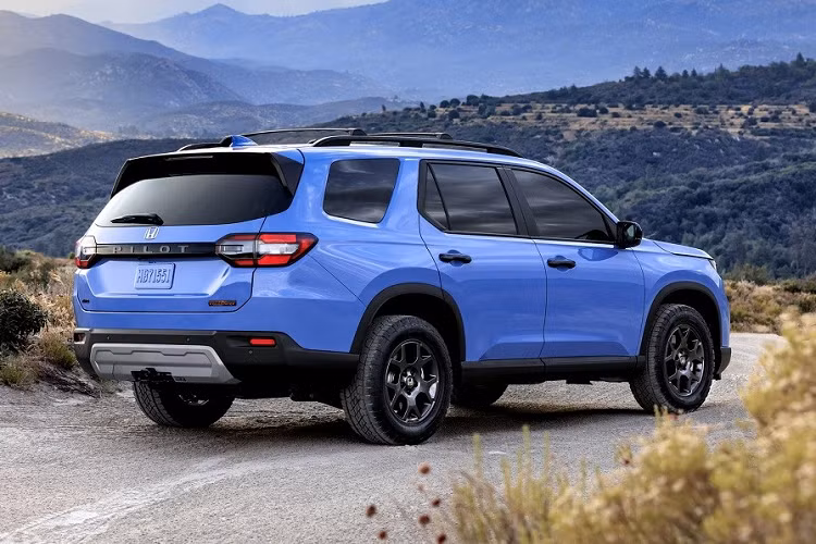 Được định vị cao hơn CR-V, mẫu xe SUV Honda Pilot 2023 sở hữu chiều dài 5.077 - 5.085 mm, chiều rộng 1.994 mm, chiều cao 1.800 - 1.829 mm và chiều dài cơ sở 2.890 mm, thay đổi theo phiên bản. So với Honda CR-V 2023, mẫu xe này có chiều dài cơ sở lớn hơn đến 190 mm. Ở thế hệ thứ 4, Pilot được áp dụng phong cách thiết kế ngoại thất khá giống với Honda CR-V 2023. 